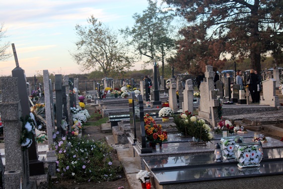 Mindenszentek  délután a temetőben Szilágyin…